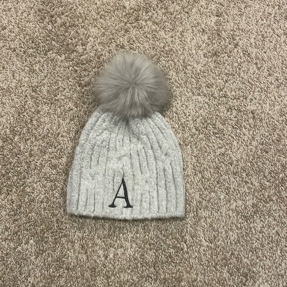 Cute A grey beanie.
